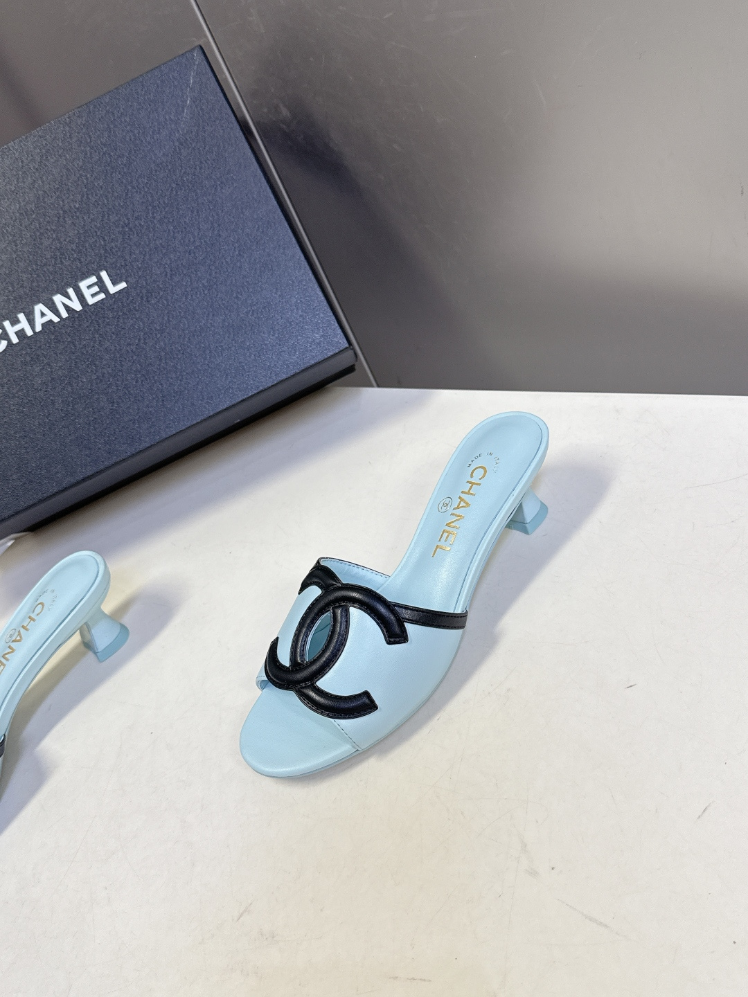 CHANEL香奈儿春夏最新款双C标识小猫跟凉拖超多明星网红种草 鞋面以品牌经典的互锁双C为核心装饰，采用