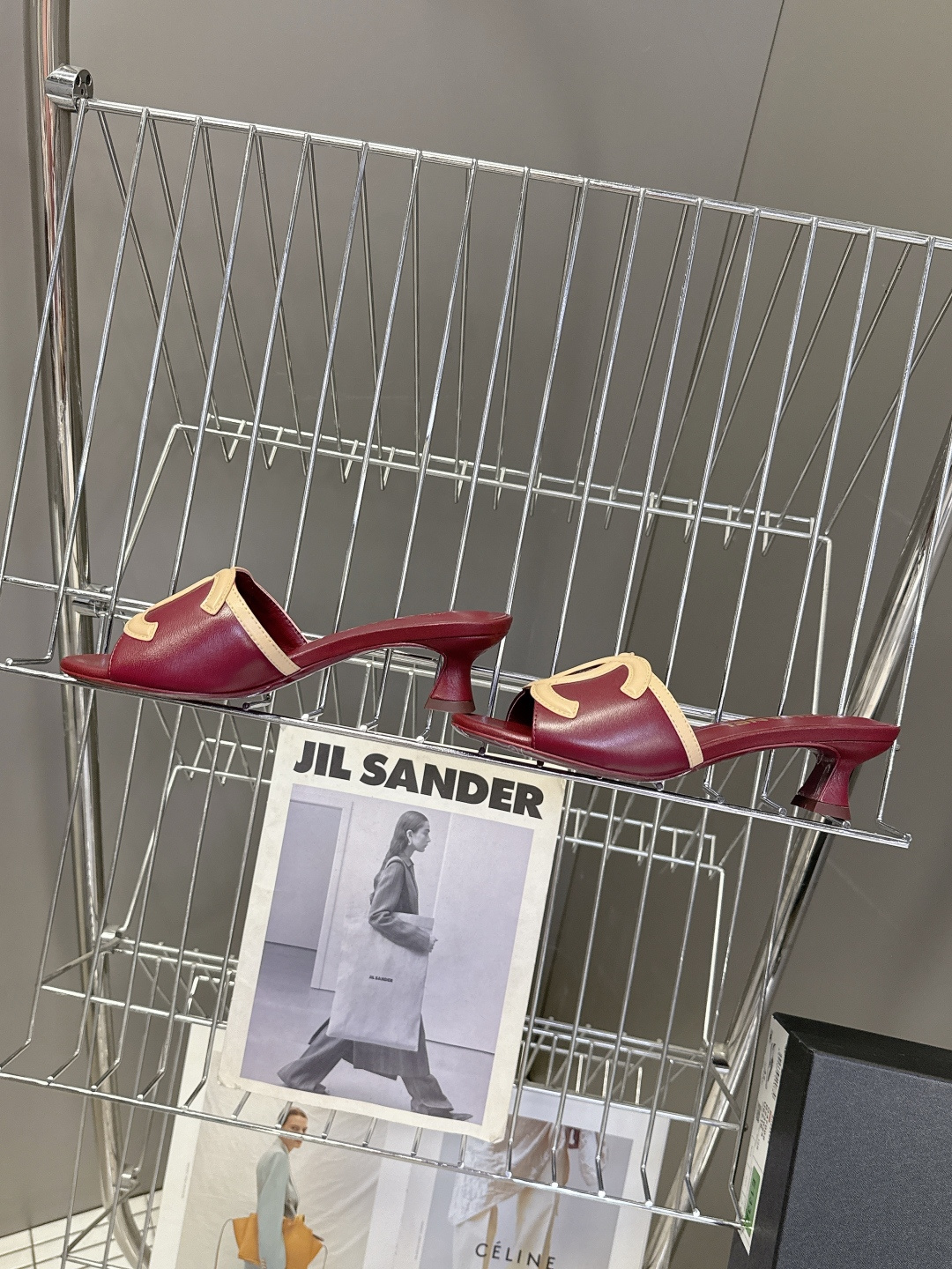 CHANEL香奈儿春夏最新款双C标识小猫跟凉拖超多明星网红种草 鞋面以品牌经典的互锁双C为核心装饰，采用