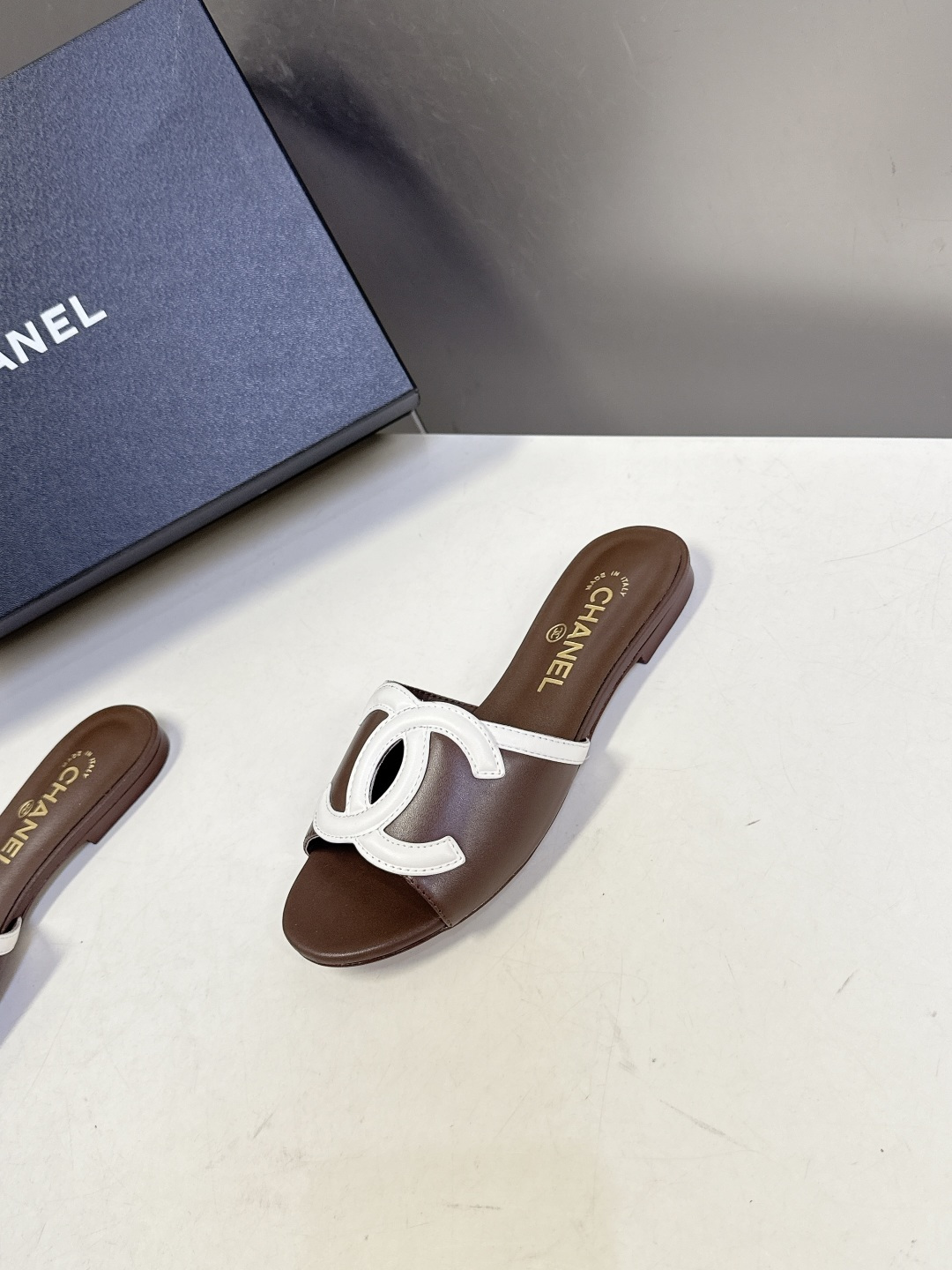 CHANEL香奈儿春夏最新款双C标识小凉拖超多明星网红种草 鞋面以品牌经典的互锁双C为核心装饰，采用撞色