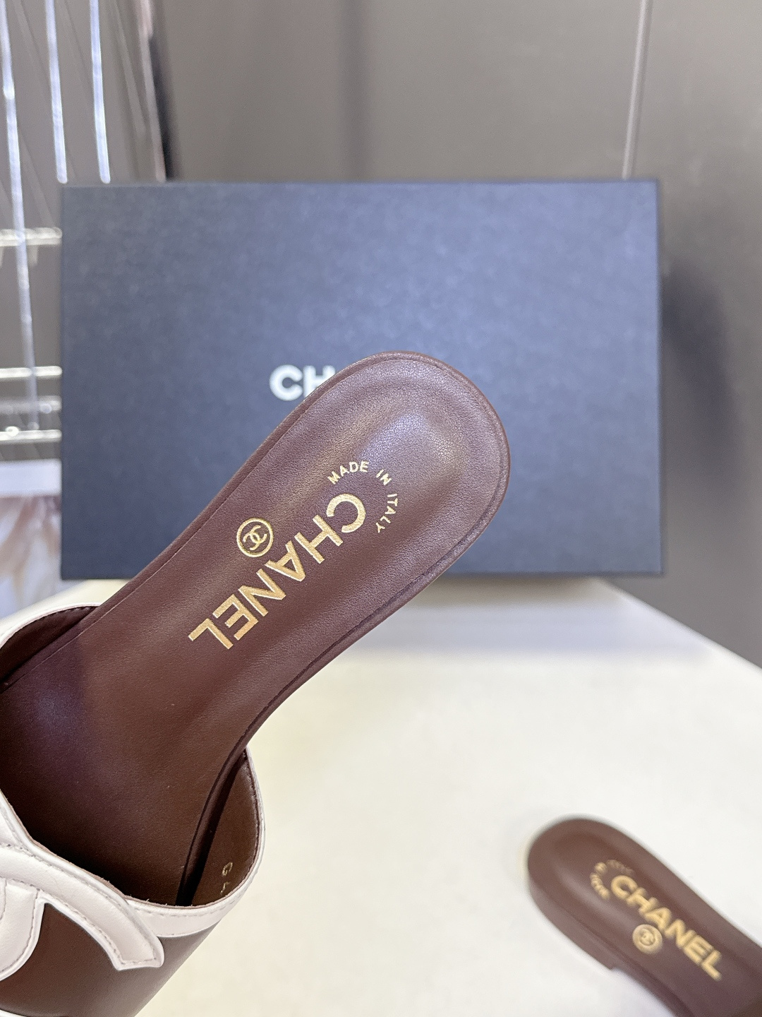 CHANEL香奈儿春夏最新款双C标识小凉拖超多明星网红种草 鞋面以品牌经典的互锁双C为核心装饰，采用撞色