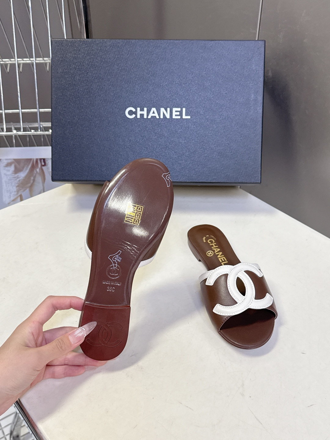 CHANEL香奈儿春夏最新款双C标识小凉拖超多明星网红种草 鞋面以品牌经典的互锁双C为核心装饰，采用撞色