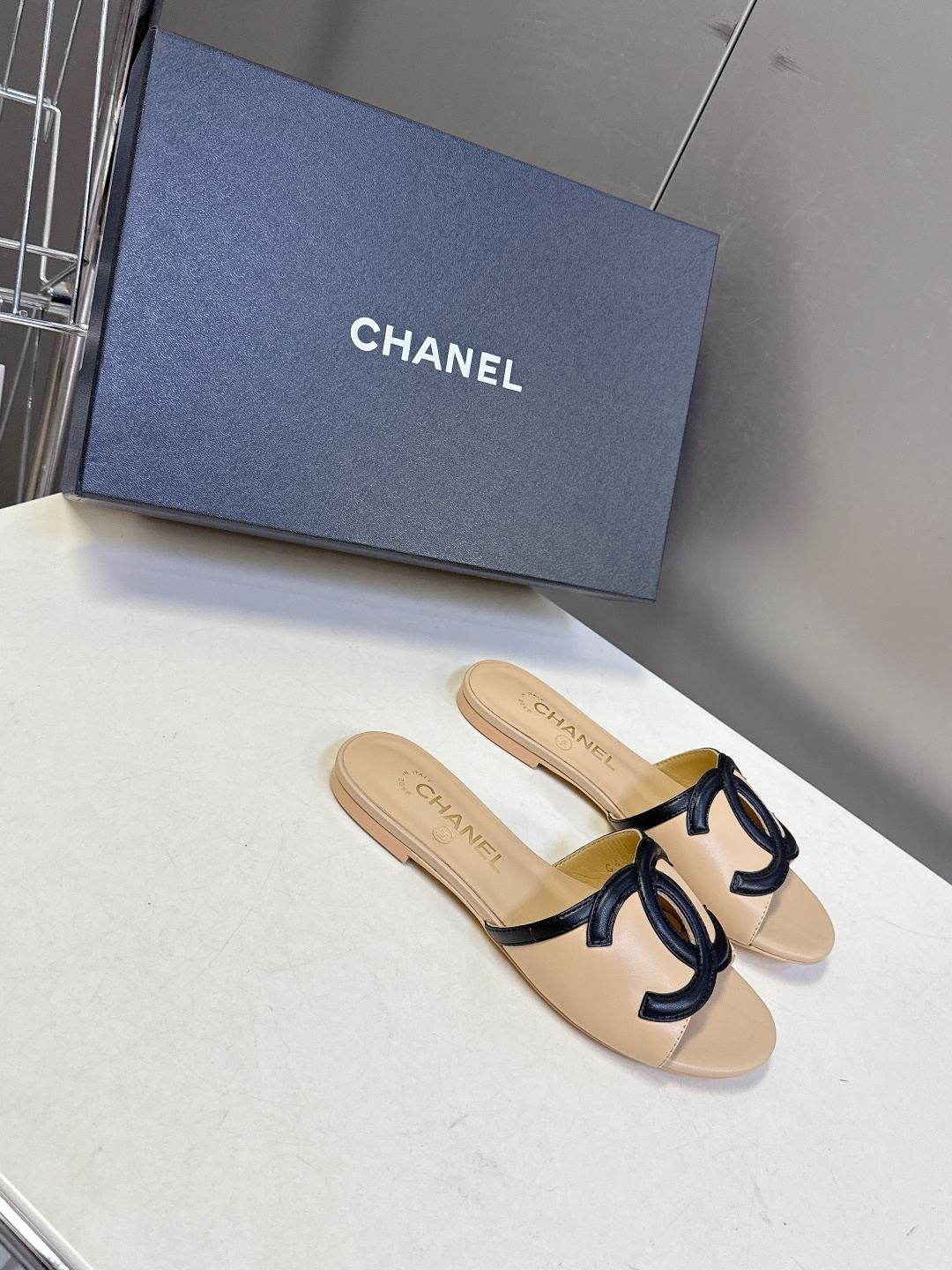 CHANEL香奈儿春夏最新款双C标识小凉拖超多明星网红种草 鞋面以品牌经典的互锁双C为核心装饰，采用撞色