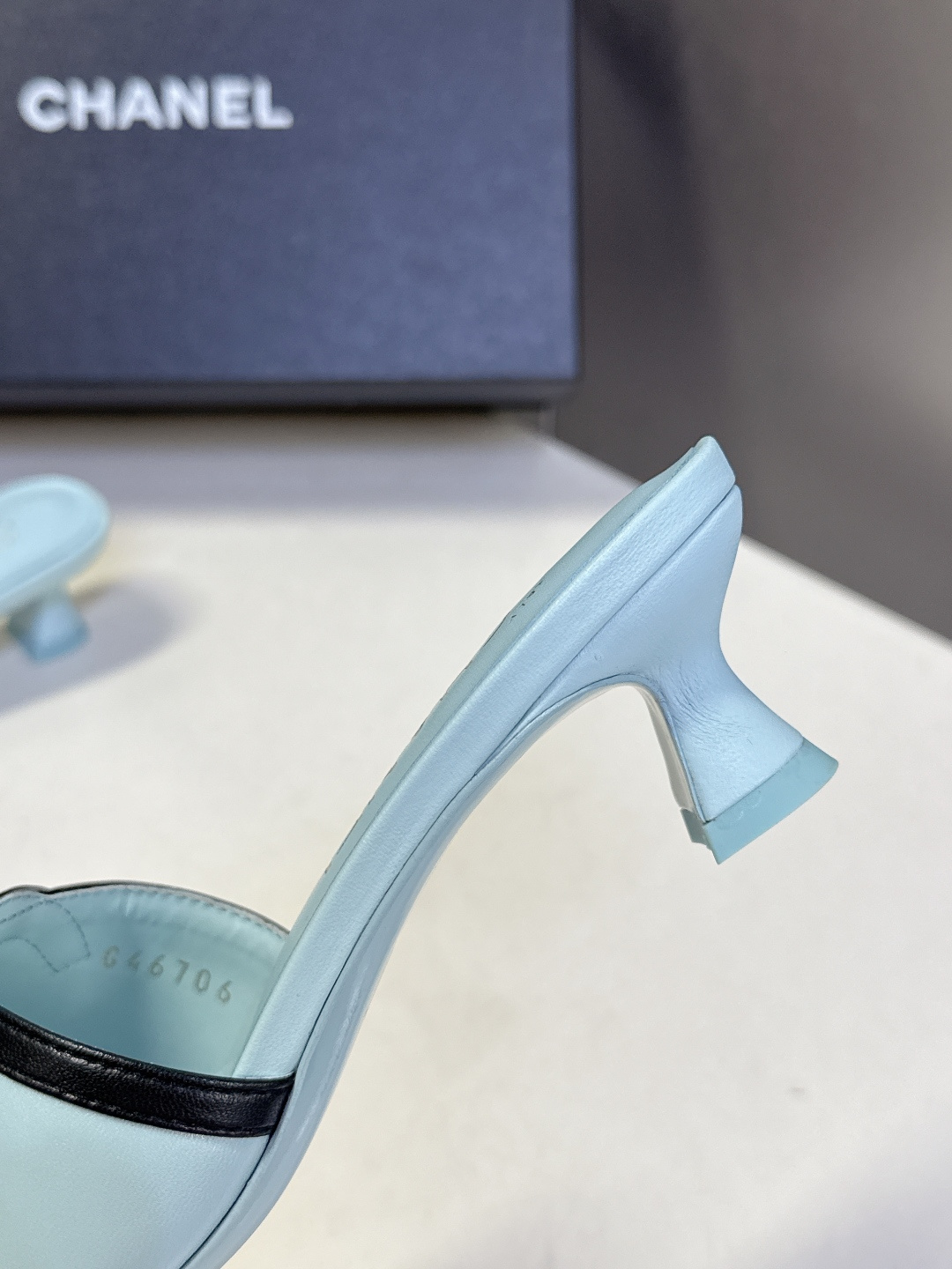 CHANEL香奈儿春夏最新款双C标识小猫跟凉拖超多明星网红种草 鞋面以品牌经典的互锁双C为核心装饰，采用