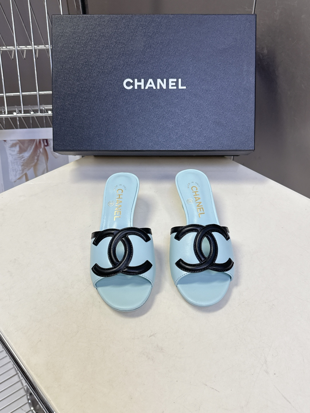 CHANEL香奈儿春夏最新款双C标识小猫跟凉拖超多明星网红种草 鞋面以品牌经典的互锁双C为核心装饰，采用