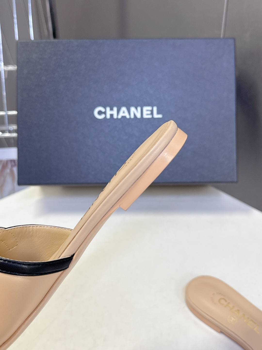 CHANEL香奈儿春夏最新款双C标识小凉拖超多明星网红种草 鞋面以品牌经典的互锁双C为核心装饰，采用撞色