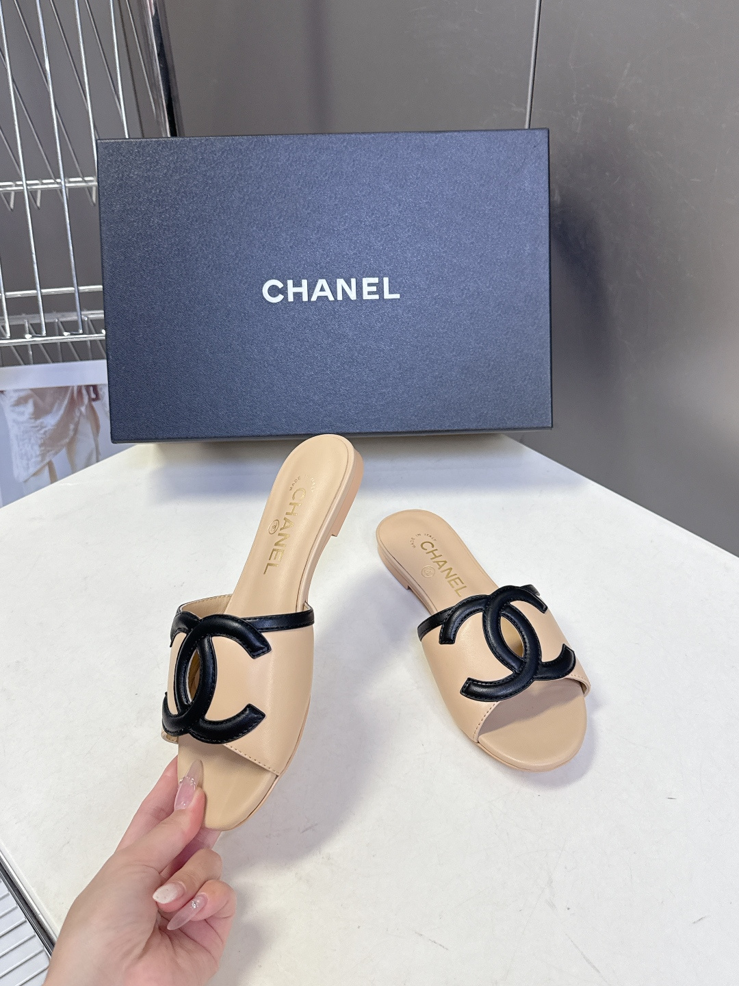 CHANEL香奈儿春夏最新款双C标识小凉拖超多明星网红种草 鞋面以品牌经典的互锁双C为核心装饰，采用撞色