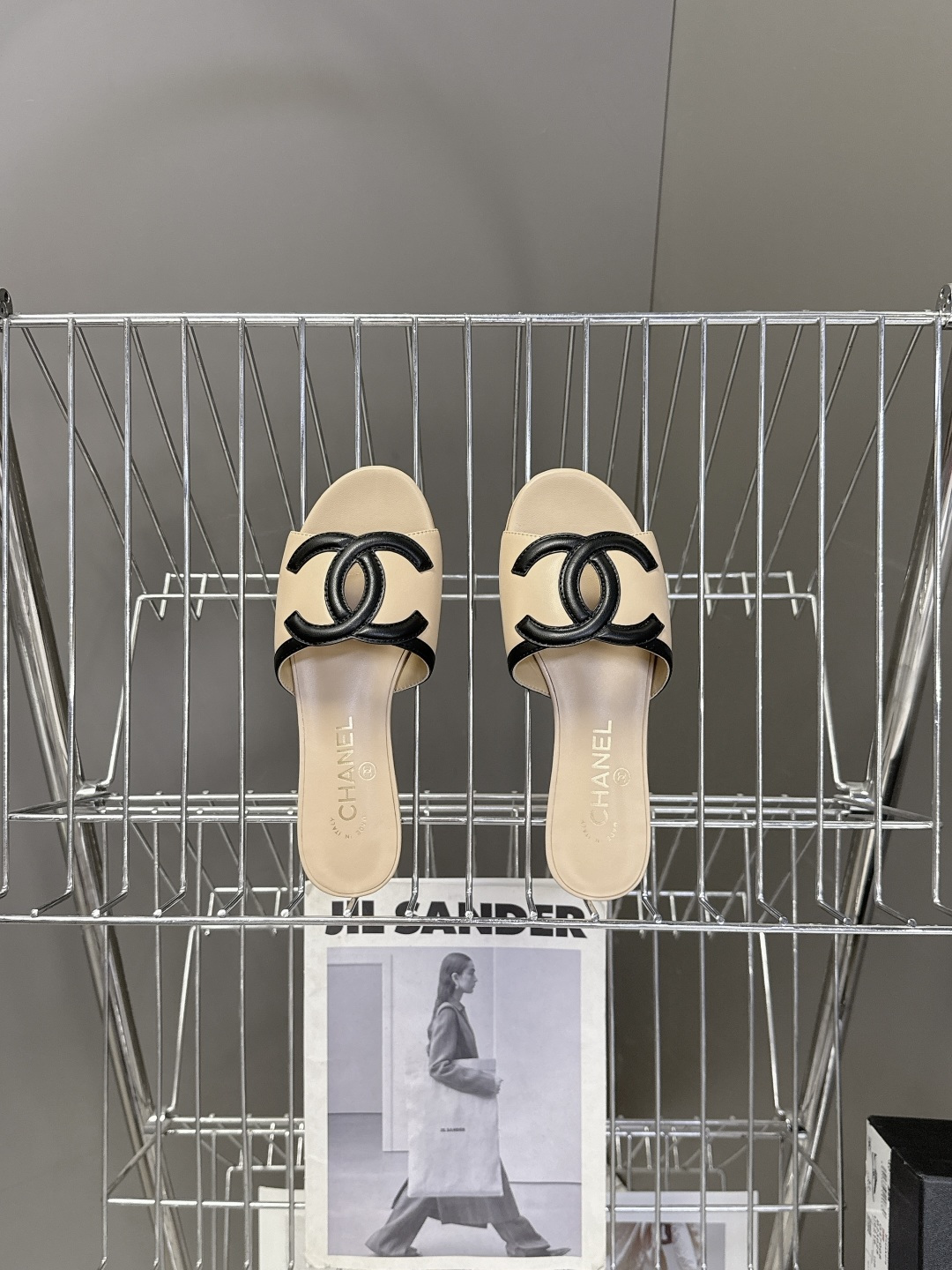 CHANEL香奈儿春夏最新款双C标识小凉拖超多明星网红种草 鞋面以品牌经典的互锁双C为核心装饰，采用撞色