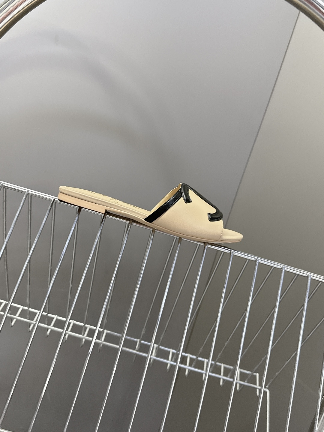 CHANEL香奈儿春夏最新款双C标识小凉拖超多明星网红种草 鞋面以品牌经典的互锁双C为核心装饰，采用撞色