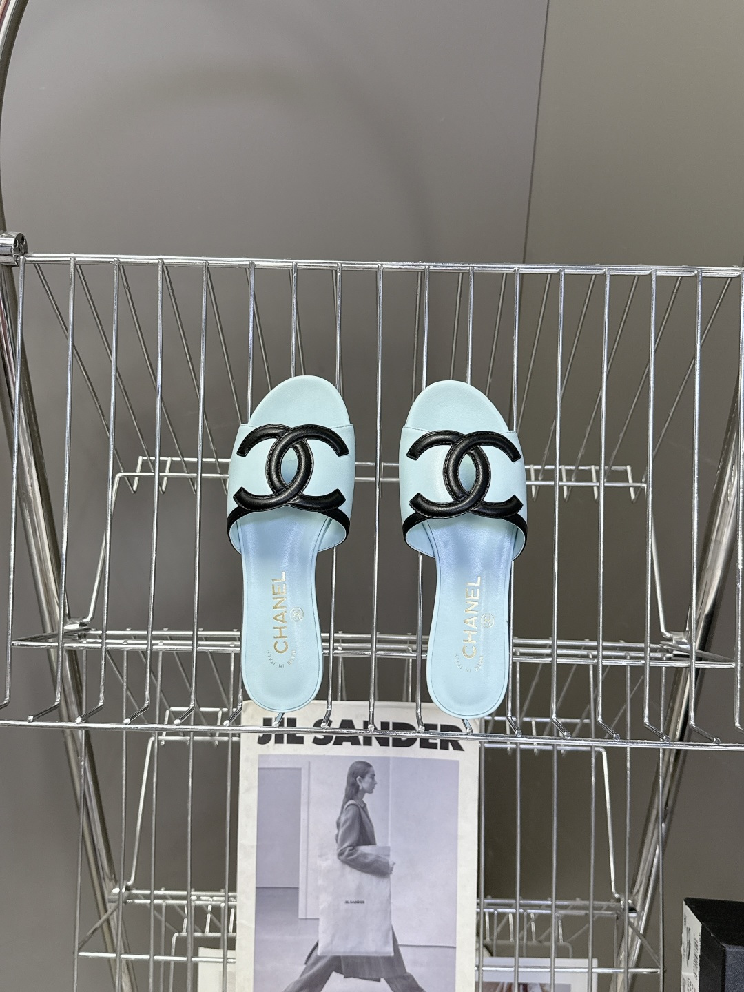 CHANEL香奈儿春夏最新款双C标识小凉拖超多明星网红种草 鞋面以品牌经典的互锁双C为核心装饰，采用撞色