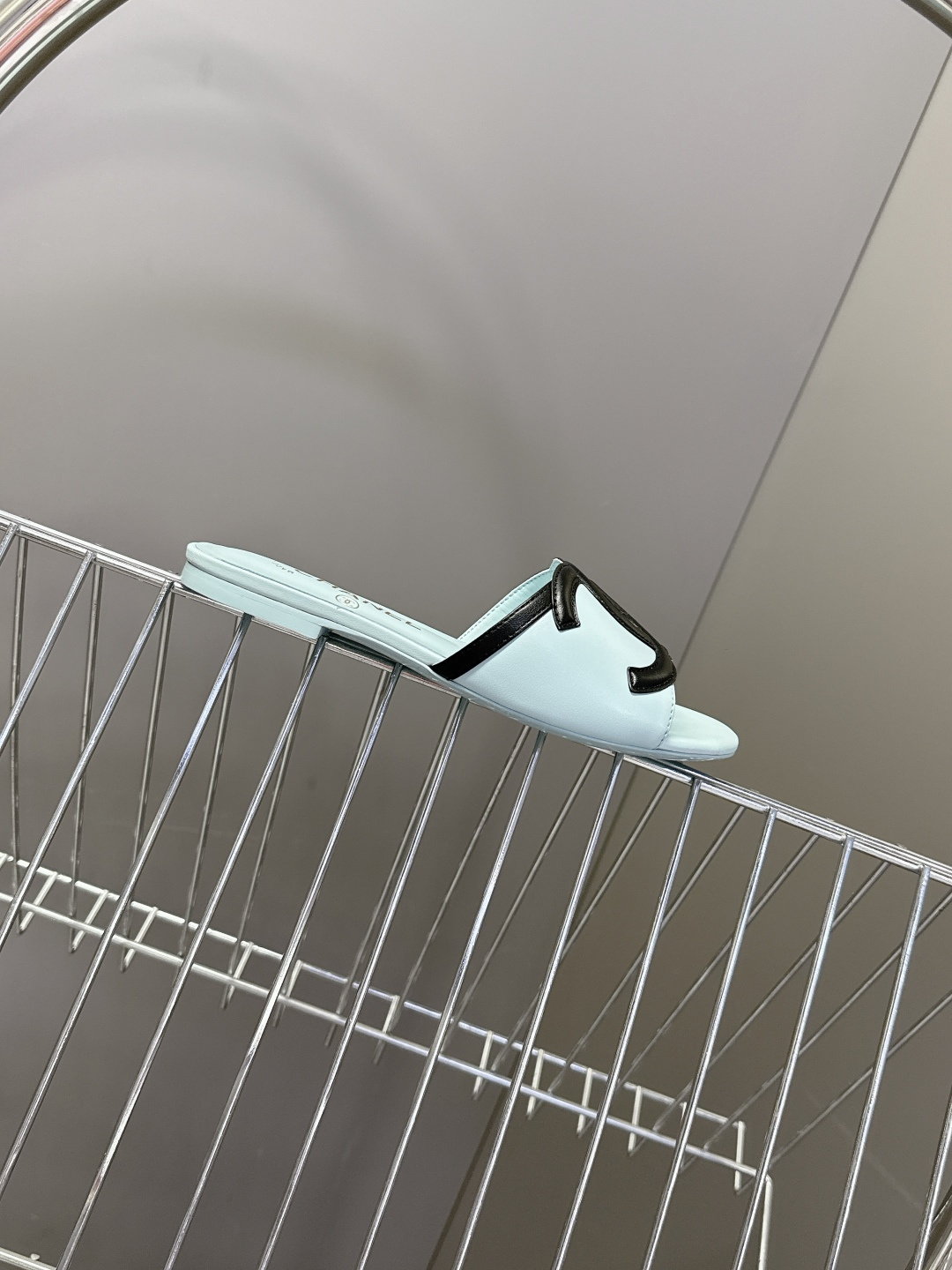 CHANEL香奈儿春夏最新款双C标识小凉拖超多明星网红种草 鞋面以品牌经典的互锁双C为核心装饰，采用撞色