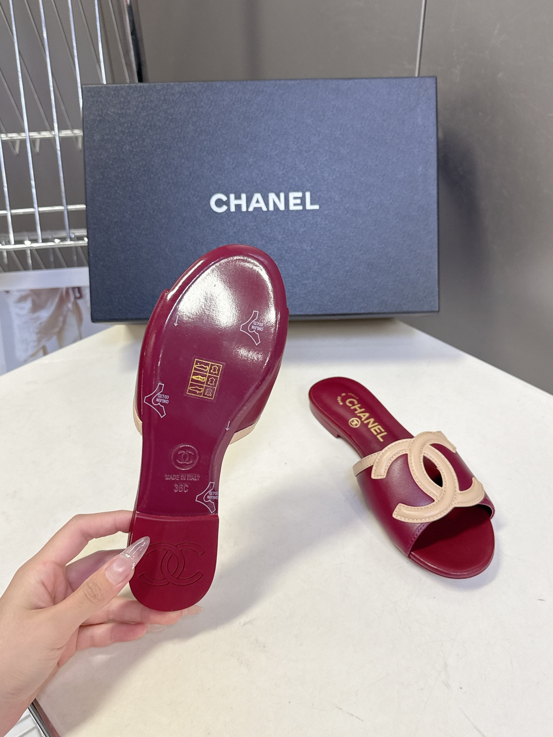 CHANEL香奈儿春夏最新款双C标识小凉拖超多明星网红种草 鞋面以品牌经典的互锁双C为核心装饰，采用撞色