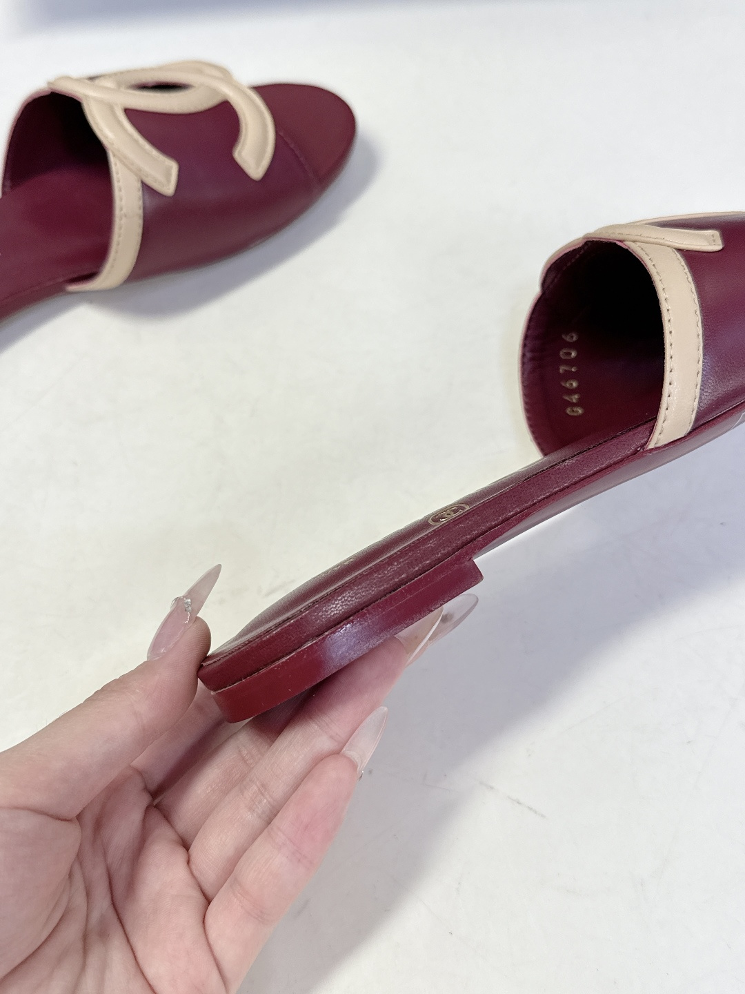 CHANEL香奈儿春夏最新款双C标识小凉拖超多明星网红种草 鞋面以品牌经典的互锁双C为核心装饰，采用撞色