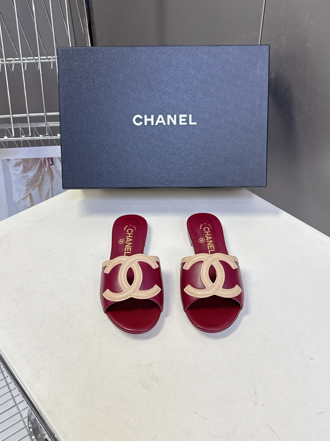 CHANEL香奈儿春夏最新款双C标识小凉拖超多明星网红种草 鞋面以品牌经典的互锁双C为核心装饰，采用撞色