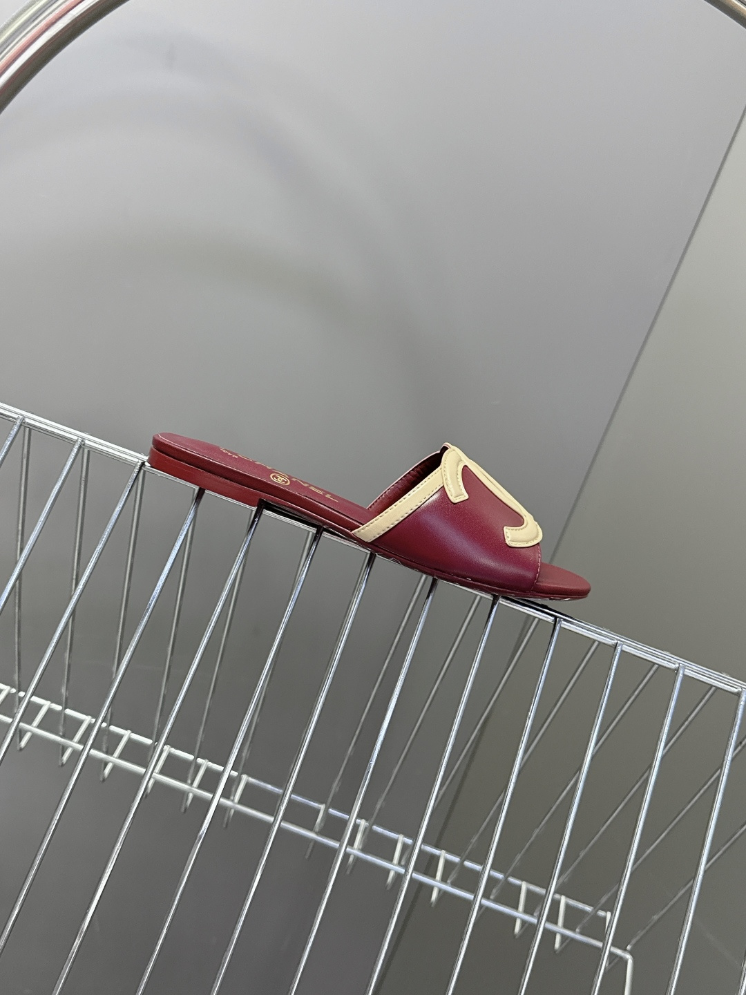 CHANEL香奈儿春夏最新款双C标识小凉拖超多明星网红种草 鞋面以品牌经典的互锁双C为核心装饰，采用撞色