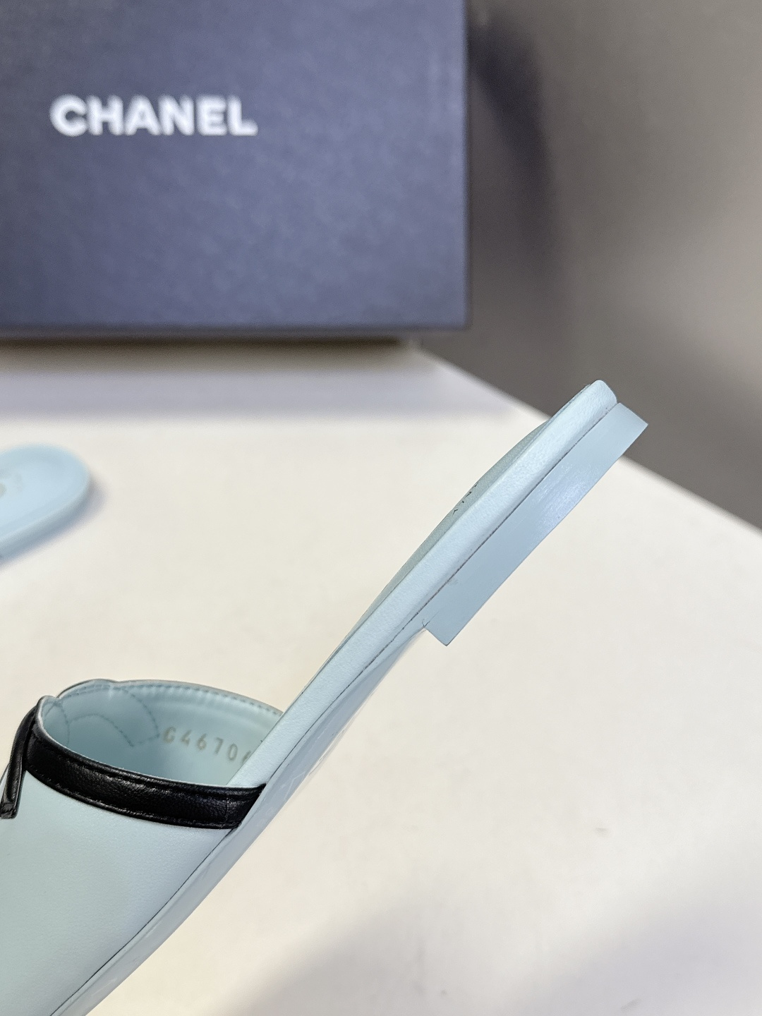 CHANEL香奈儿春夏最新款双C标识小凉拖超多明星网红种草 鞋面以品牌经典的互锁双C为核心装饰，采用撞色