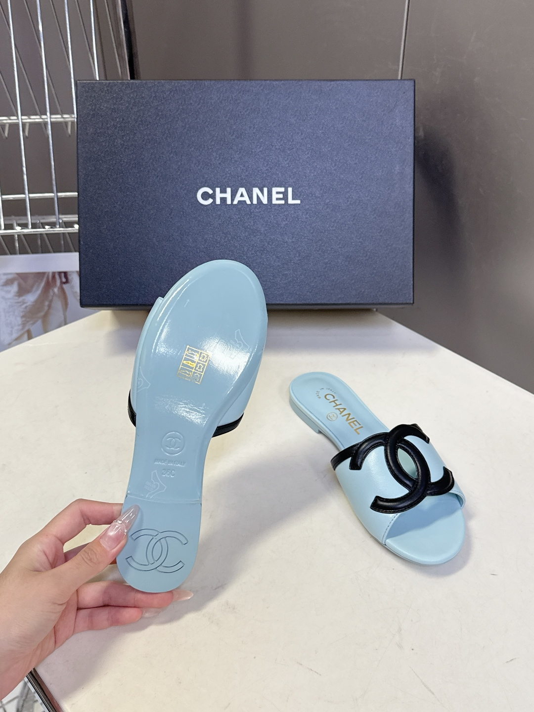 CHANEL香奈儿春夏最新款双C标识小凉拖超多明星网红种草 鞋面以品牌经典的互锁双C为核心装饰，采用撞色