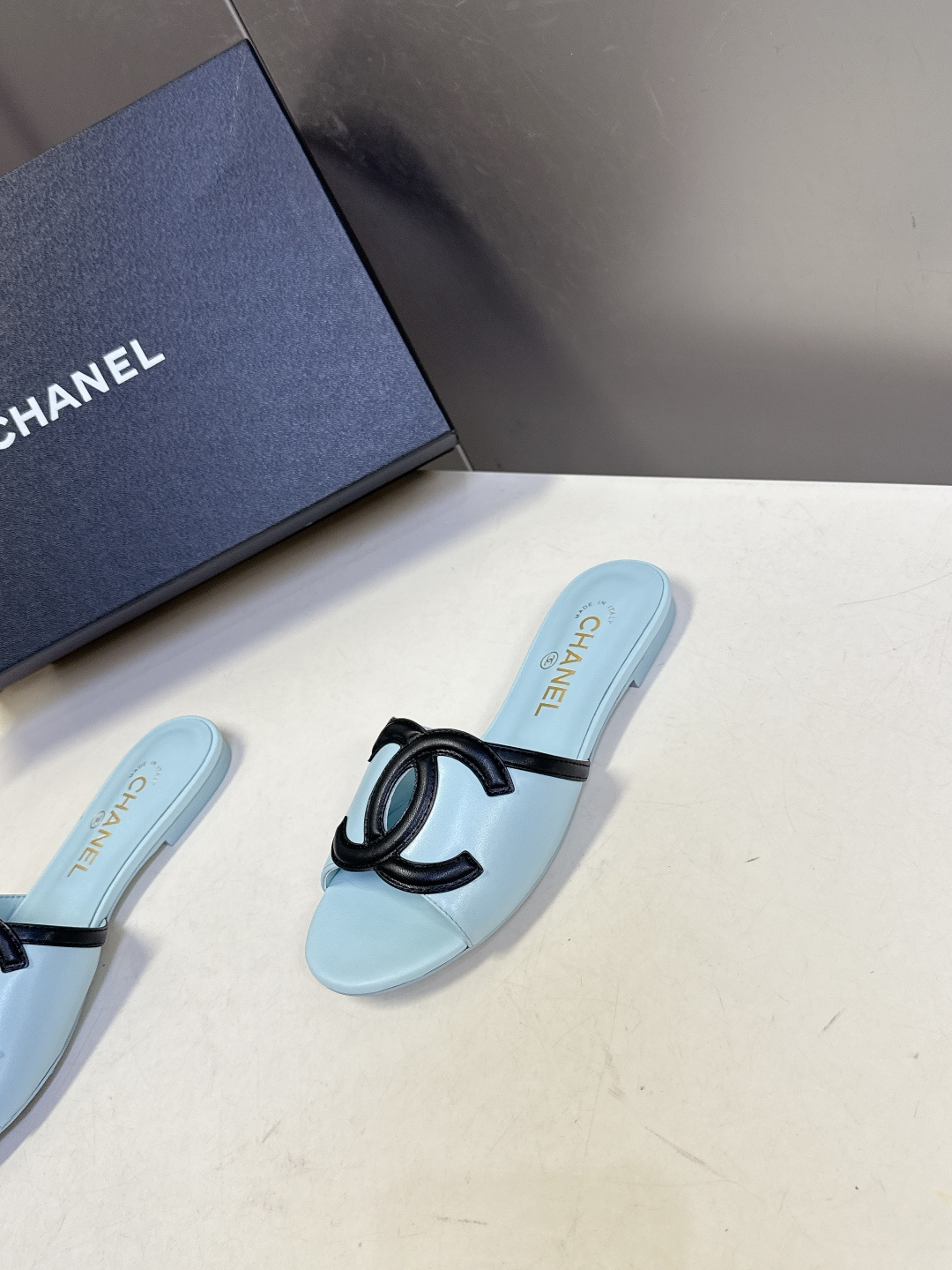 CHANEL香奈儿春夏最新款双C标识小凉拖超多明星网红种草 鞋面以品牌经典的互锁双C为核心装饰，采用撞色