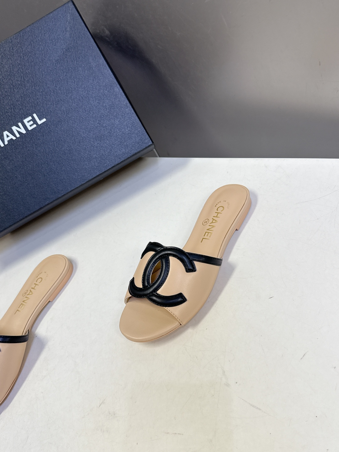 CHANEL香奈儿春夏最新款双C标识小凉拖超多明星网红种草 鞋面以品牌经典的互锁双C为核心装饰，采用撞色