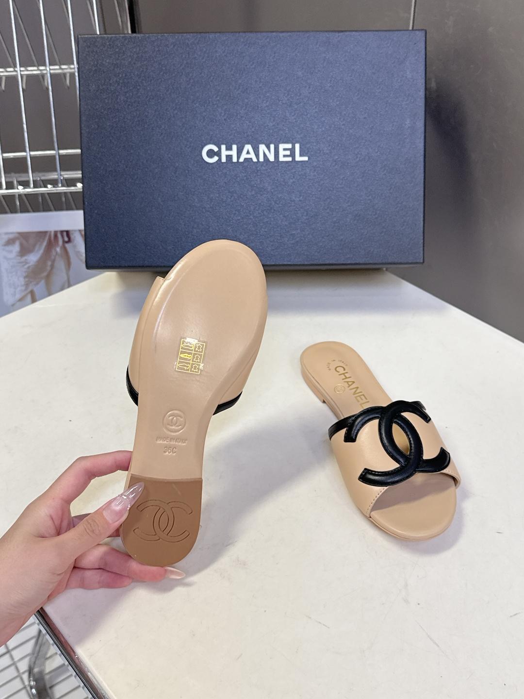 CHANEL香奈儿春夏最新款双C标识小凉拖超多明星网红种草 鞋面以品牌经典的互锁双C为核心装饰，采用撞色