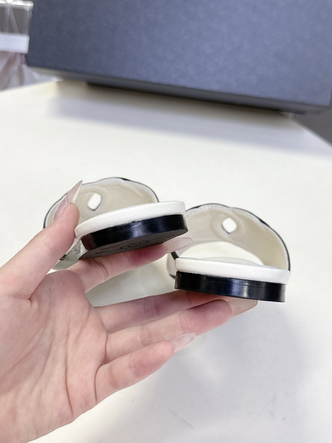 CHANEL香奈儿春夏最新款双C标识小凉拖超多明星网红种草 鞋面以品牌经典的互锁双C为核心装饰，采用撞色