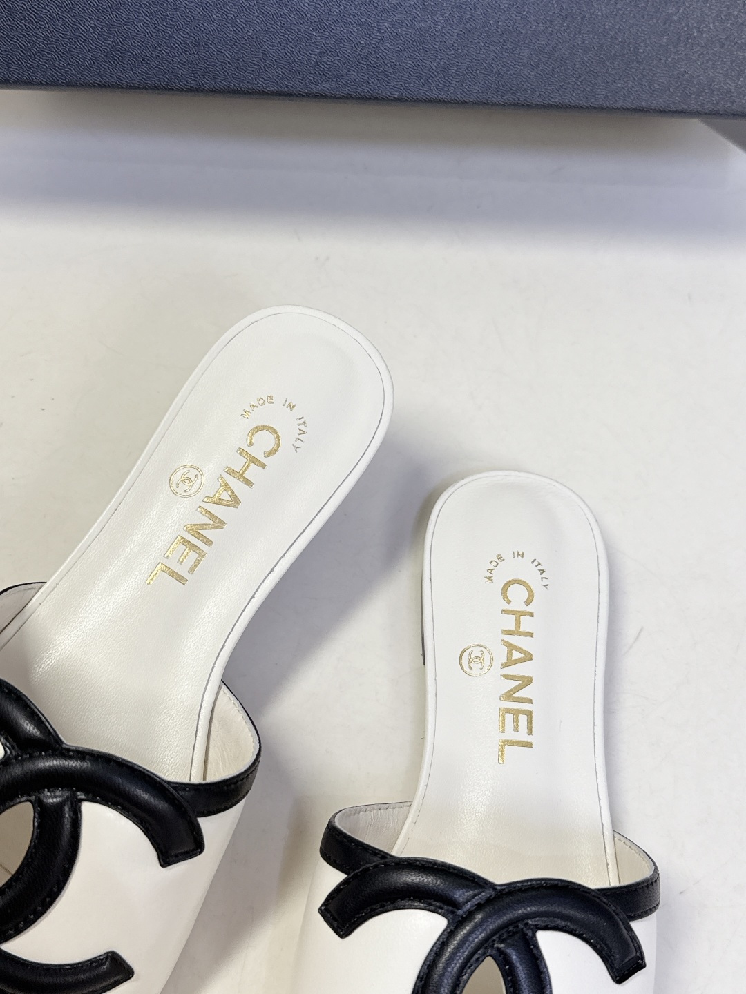 CHANEL香奈儿春夏最新款双C标识小凉拖超多明星网红种草 鞋面以品牌经典的互锁双C为核心装饰，采用撞色