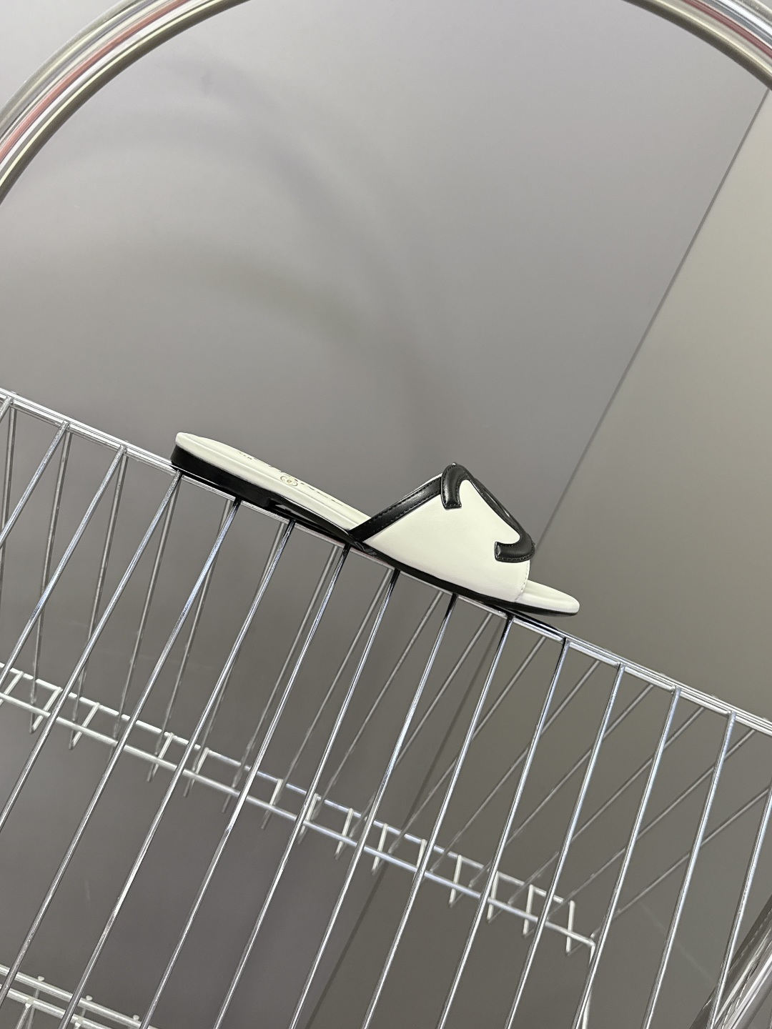 CHANEL香奈儿春夏最新款双C标识小凉拖超多明星网红种草 鞋面以品牌经典的互锁双C为核心装饰，采用撞色