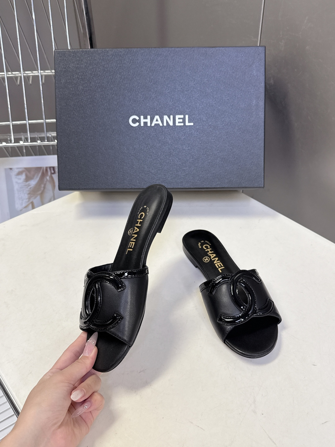 CHANEL香奈儿春夏最新款双C标识小凉拖超多明星网红种草 鞋面以品牌经典的互锁双C为核心装饰，采用撞色