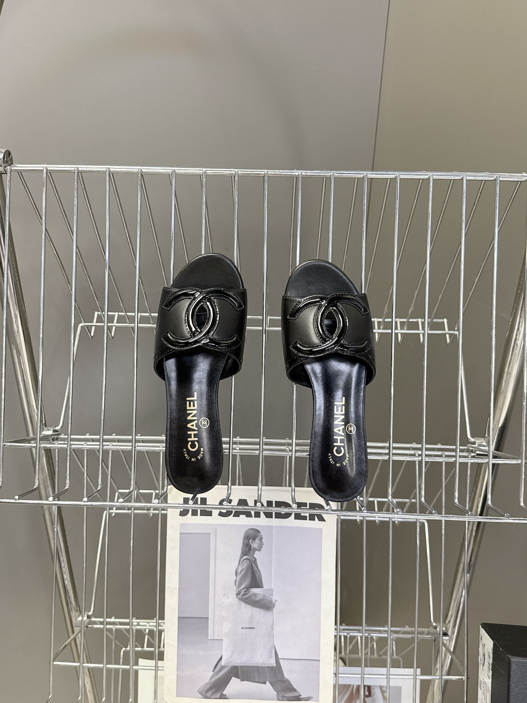 CHANEL香奈儿春夏最新款双C标识小凉拖超多明星网红种草 鞋面以品牌经典的互锁双C为核心装饰，采用撞色