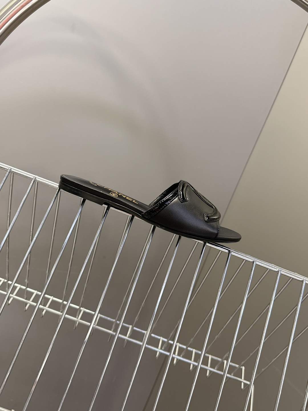 CHANEL香奈儿春夏最新款双C标识小凉拖超多明星网红种草 鞋面以品牌经典的互锁双C为核心装饰，采用撞色