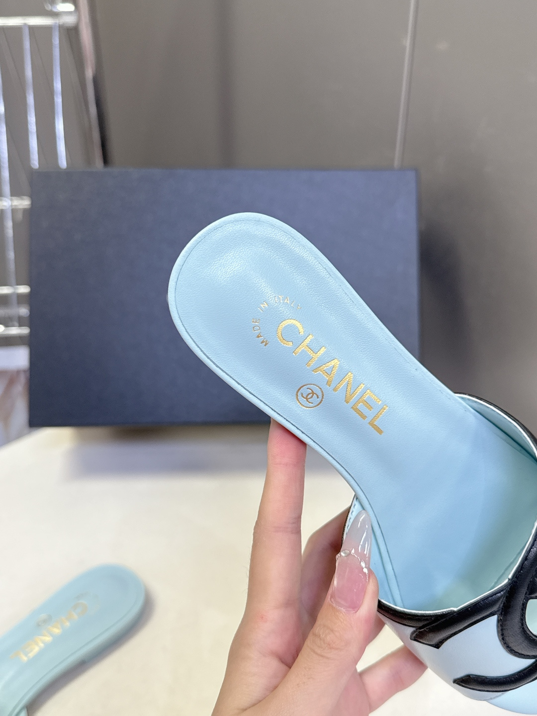 CHANEL香奈儿春夏最新款双C标识小凉拖超多明星网红种草 鞋面以品牌经典的互锁双C为核心装饰，采用撞色