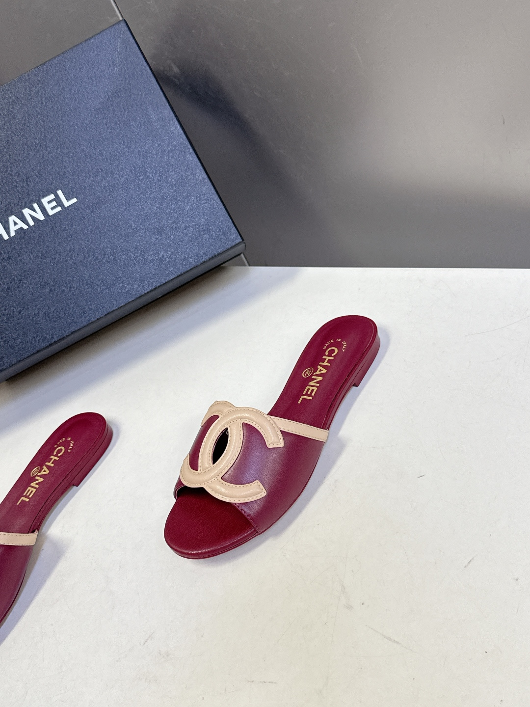 CHANEL香奈儿春夏最新款双C标识小凉拖超多明星网红种草 鞋面以品牌经典的互锁双C为核心装饰，采用撞色