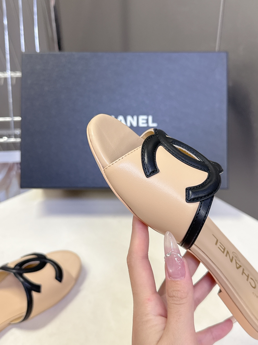 CHANEL香奈儿春夏最新款双C标识小凉拖超多明星网红种草 鞋面以品牌经典的互锁双C为核心装饰，采用撞色