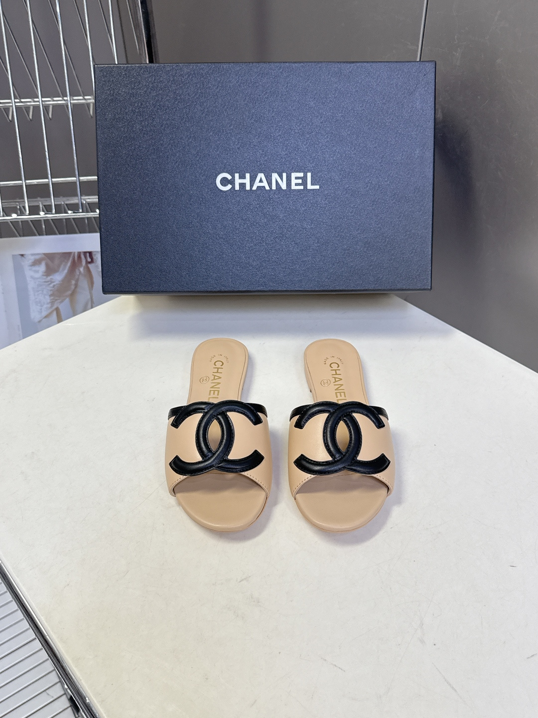 CHANEL香奈儿春夏最新款双C标识小凉拖超多明星网红种草 鞋面以品牌经典的互锁双C为核心装饰，采用撞色