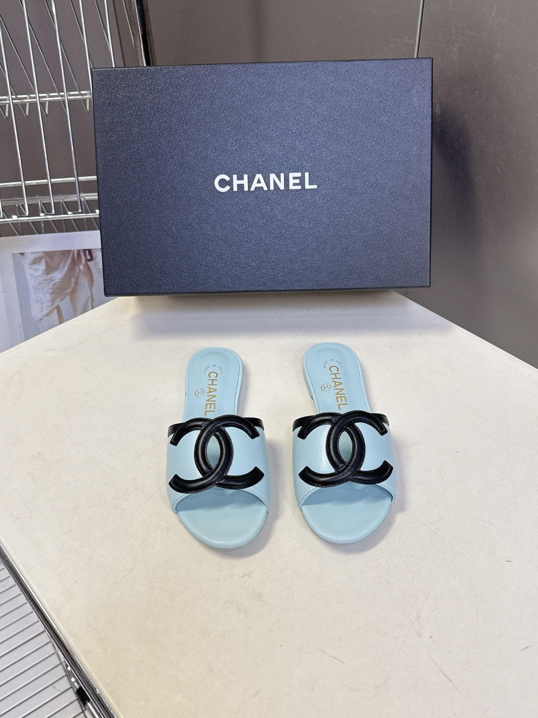 CHANEL香奈儿春夏最新款双C标识小凉拖超多明星网红种草 鞋面以品牌经典的互锁双C为核心装饰，采用撞色