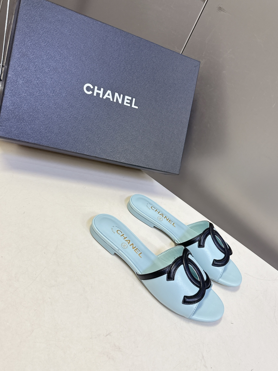 CHANEL香奈儿春夏最新款双C标识小凉拖超多明星网红种草 鞋面以品牌经典的互锁双C为核心装饰，采用撞色