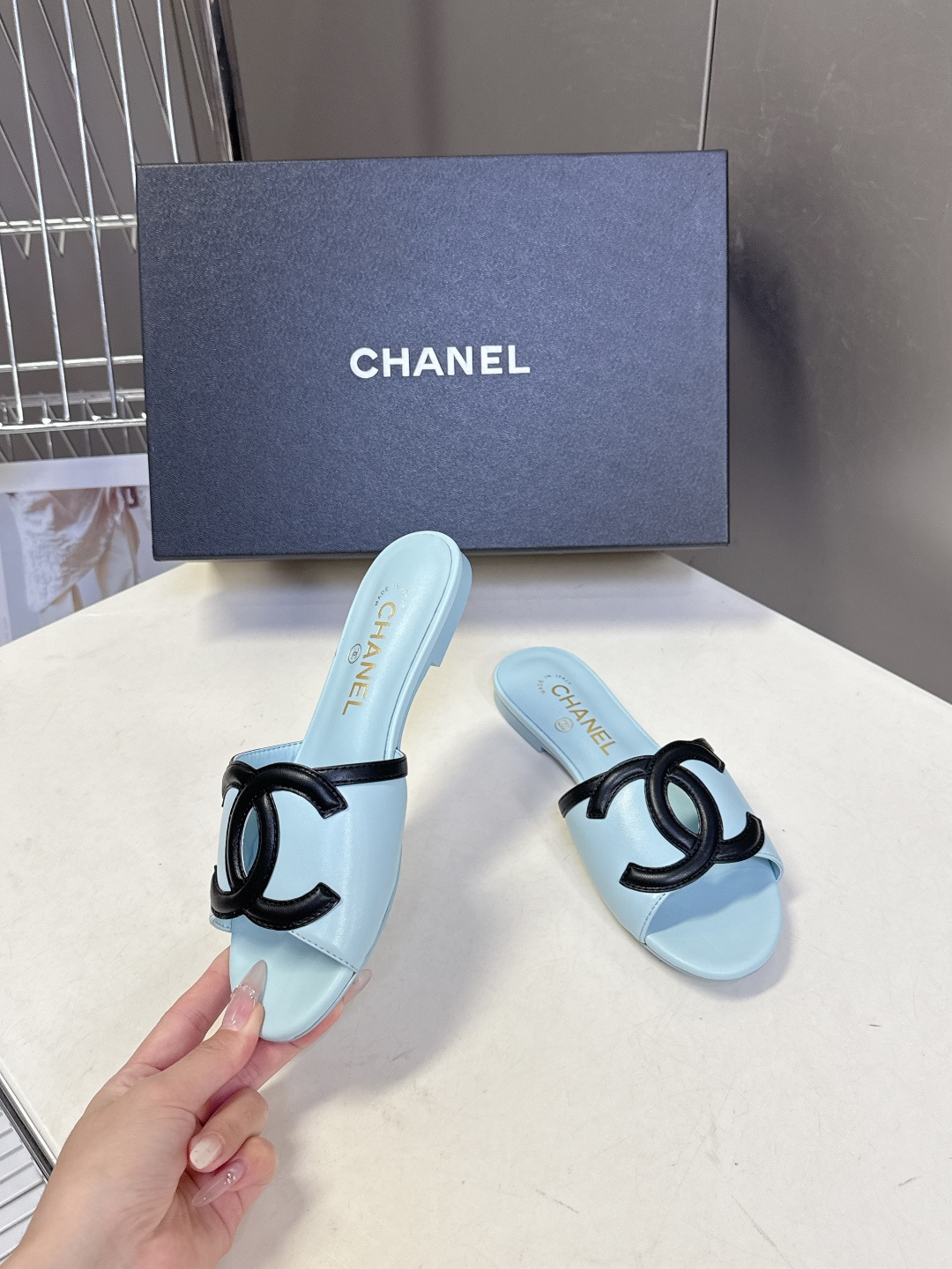 CHANEL香奈儿春夏最新款双C标识小凉拖超多明星网红种草 鞋面以品牌经典的互锁双C为核心装饰，采用撞色