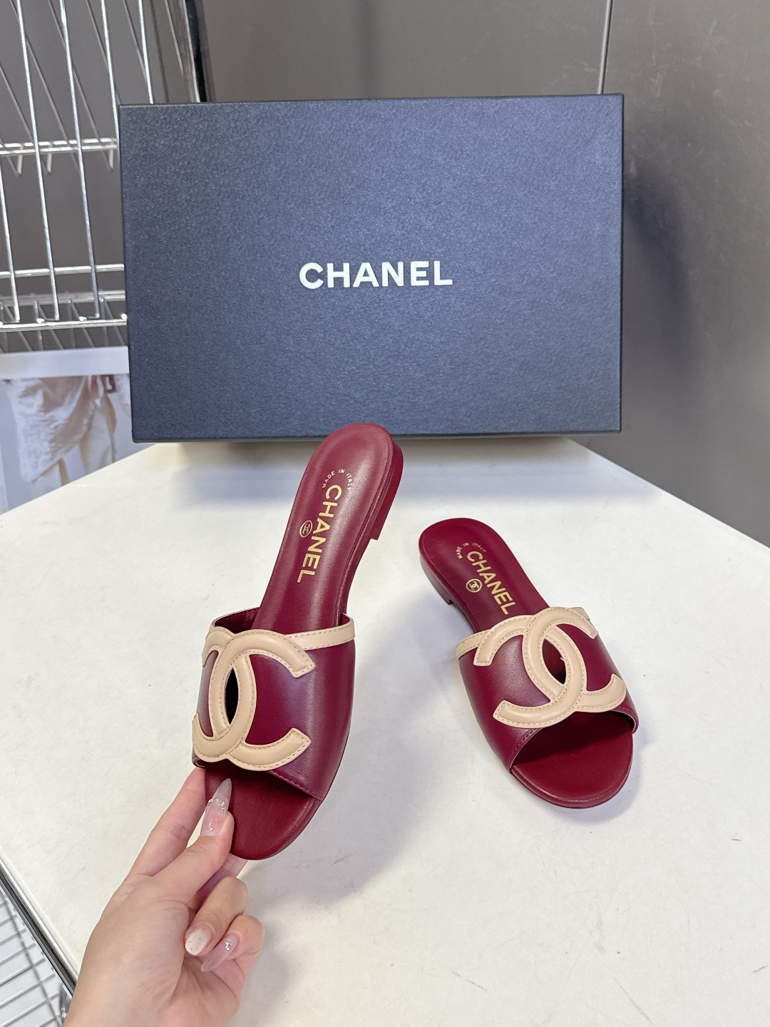 CHANEL香奈儿春夏最新款双C标识小凉拖超多明星网红种草 鞋面以品牌经典的互锁双C为核心装饰，采用撞色