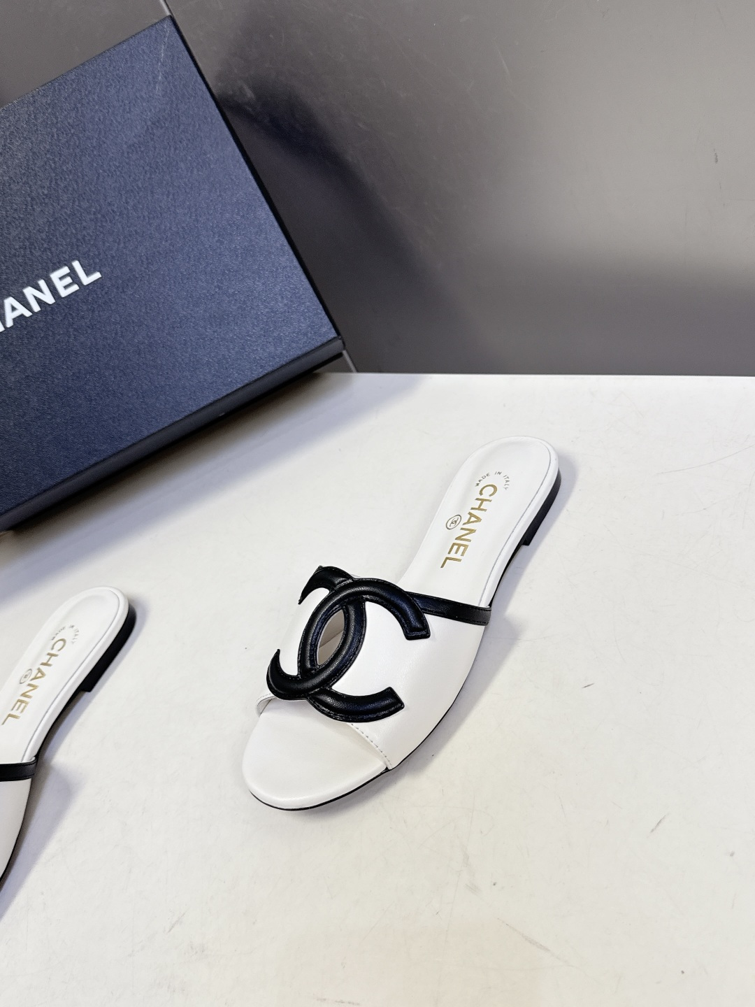 CHANEL香奈儿春夏最新款双C标识小凉拖超多明星网红种草 鞋面以品牌经典的互锁双C为核心装饰，采用撞色