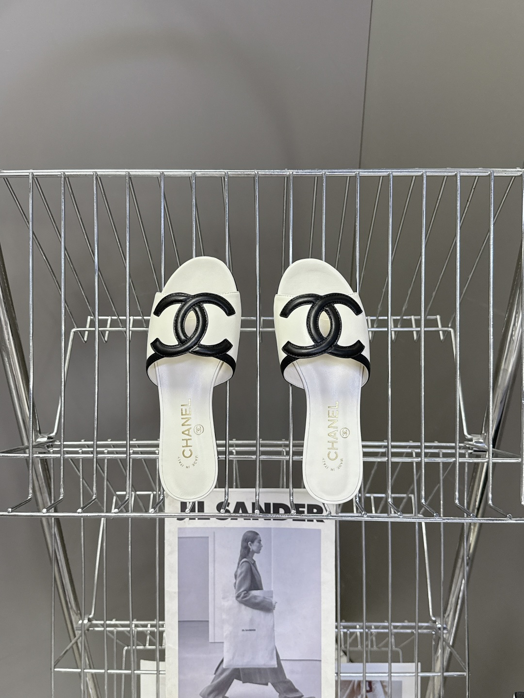 CHANEL香奈儿春夏最新款双C标识小凉拖超多明星网红种草 鞋面以品牌经典的互锁双C为核心装饰，采用撞色