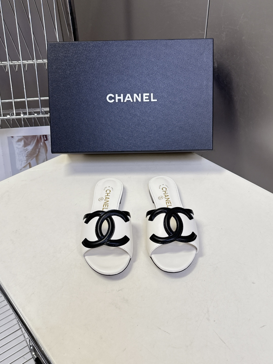 CHANEL香奈儿春夏最新款双C标识小凉拖超多明星网红种草 鞋面以品牌经典的互锁双C为核心装饰，采用撞色