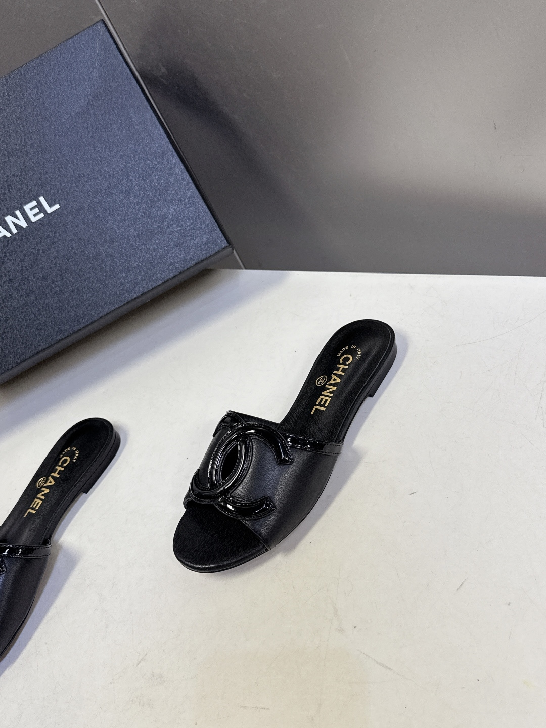 CHANEL香奈儿春夏最新款双C标识小凉拖超多明星网红种草 鞋面以品牌经典的互锁双C为核心装饰，采用撞色