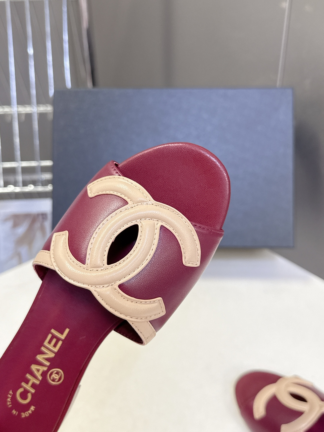 CHANEL香奈儿春夏最新款双C标识小凉拖超多明星网红种草 鞋面以品牌经典的互锁双C为核心装饰，采用撞色