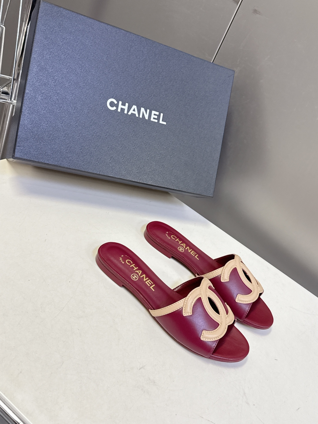 CHANEL香奈儿春夏最新款双C标识小凉拖超多明星网红种草 鞋面以品牌经典的互锁双C为核心装饰，采用撞色