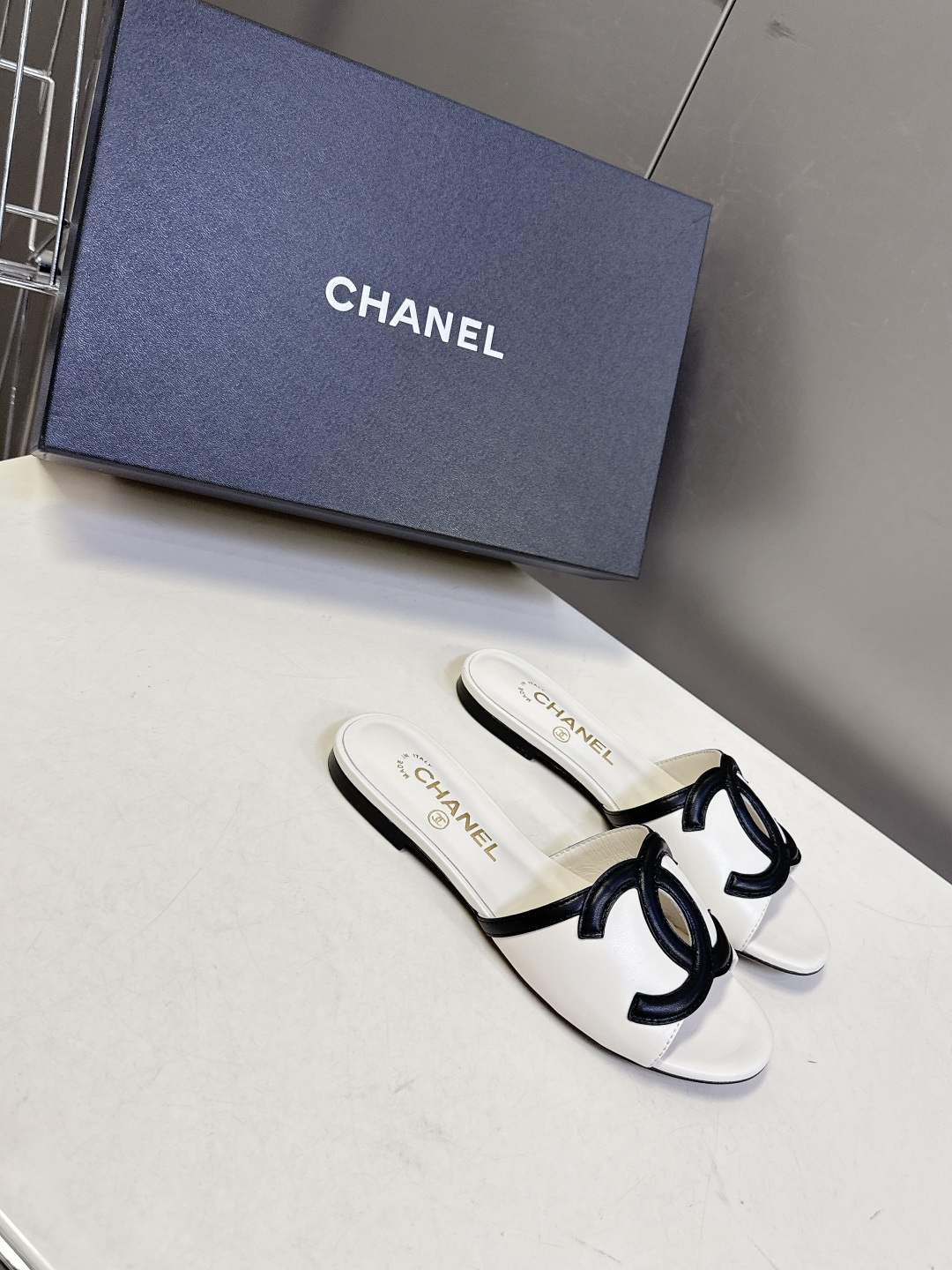 CHANEL香奈儿春夏最新款双C标识小凉拖超多明星网红种草 鞋面以品牌经典的互锁双C为核心装饰，采用撞色