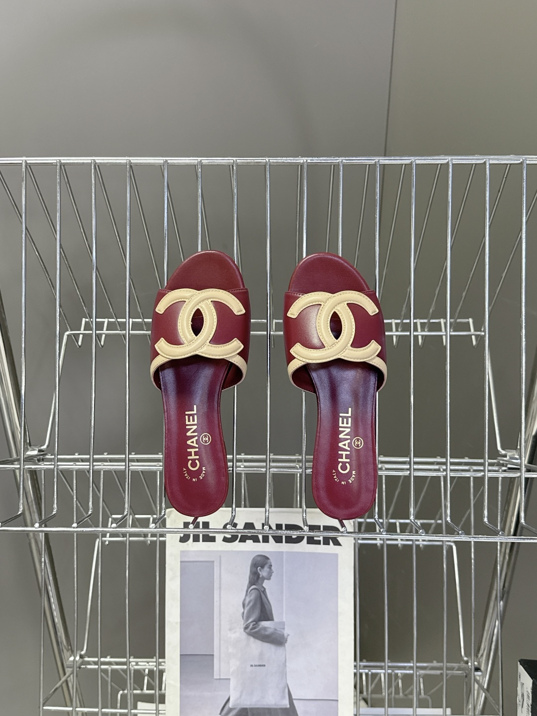 CHANEL香奈儿春夏最新款双C标识小凉拖超多明星网红种草 鞋面以品牌经典的互锁双C为核心装饰，采用撞色