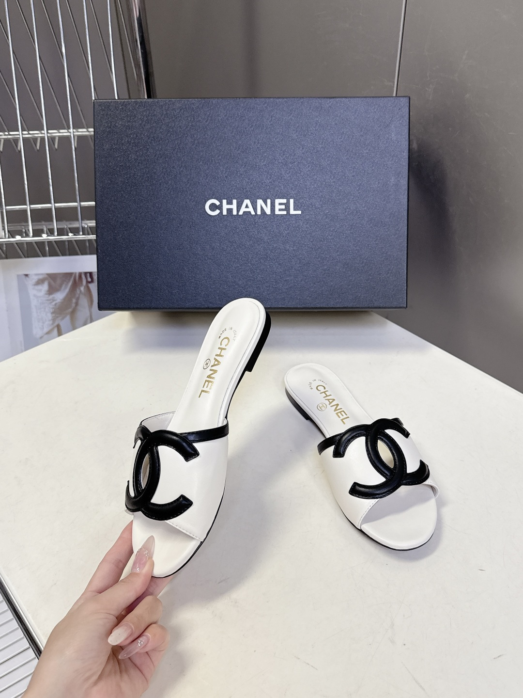 CHANEL香奈儿春夏最新款双C标识小凉拖超多明星网红种草 鞋面以品牌经典的互锁双C为核心装饰，采用撞色