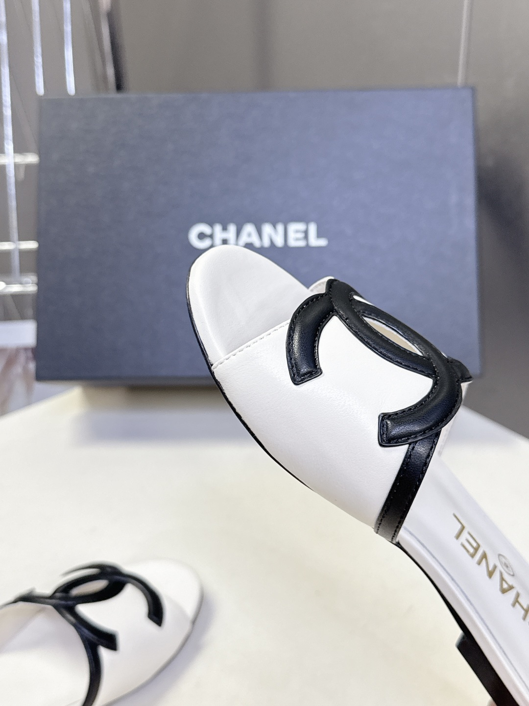 CHANEL香奈儿春夏最新款双C标识小凉拖超多明星网红种草 鞋面以品牌经典的互锁双C为核心装饰，采用撞色