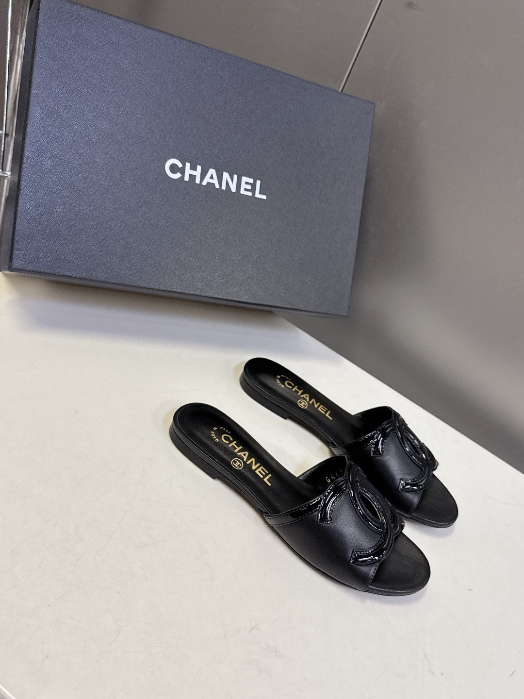 CHANEL香奈儿春夏最新款双C标识小凉拖超多明星网红种草 鞋面以品牌经典的互锁双C为核心装饰，采用撞色