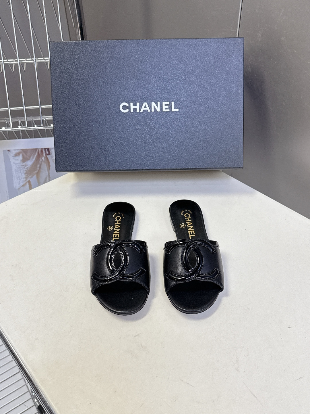 CHANEL香奈儿春夏最新款双C标识小凉拖超多明星网红种草 鞋面以品牌经典的互锁双C为核心装饰，采用撞色