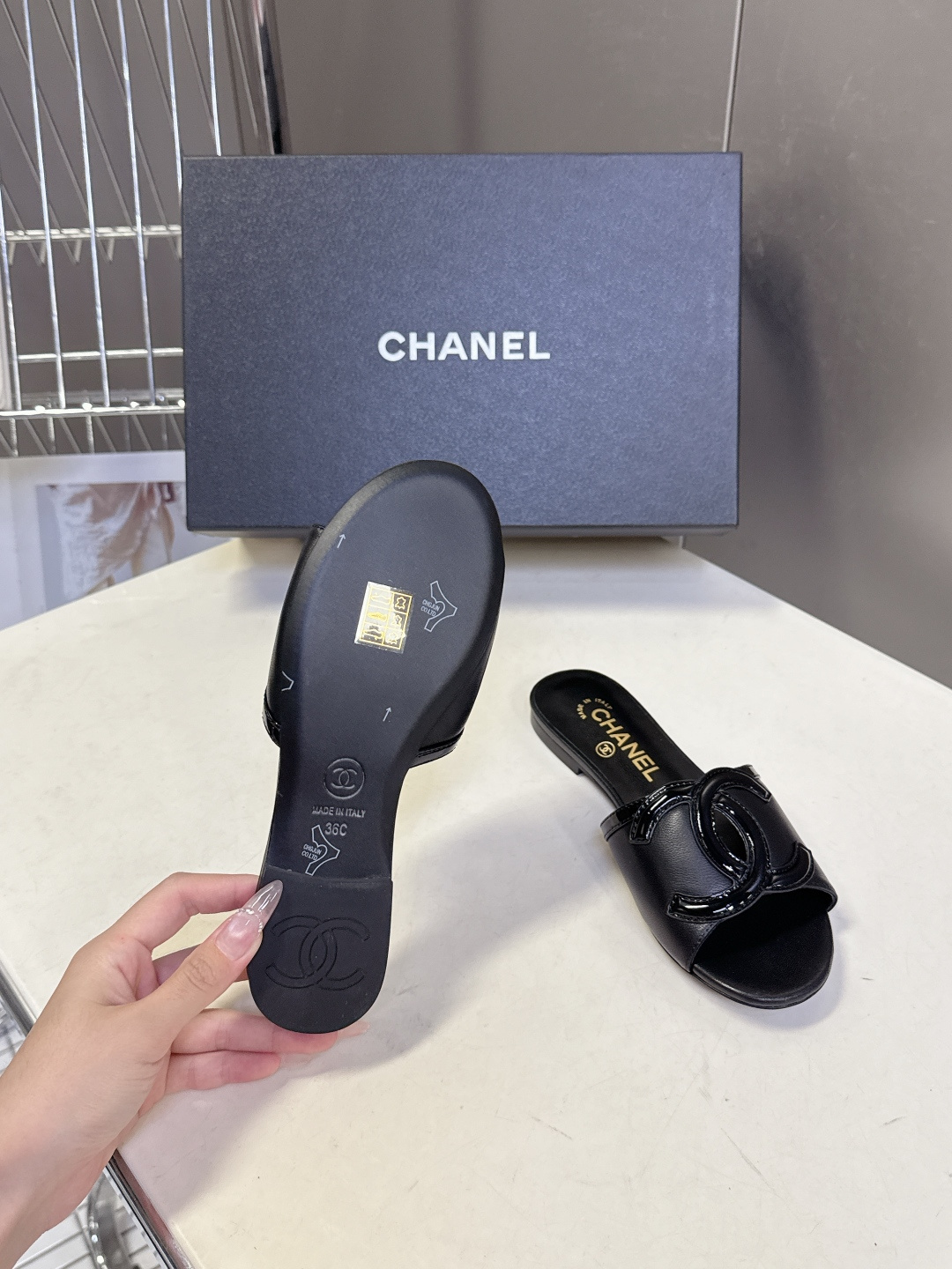 CHANEL香奈儿春夏最新款双C标识小凉拖超多明星网红种草 鞋面以品牌经典的互锁双C为核心装饰，采用撞色